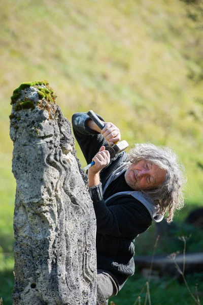 Preciso Artista Senior Dedicado Tallado Piedra Con Mazo Cincel — Foto de Stock