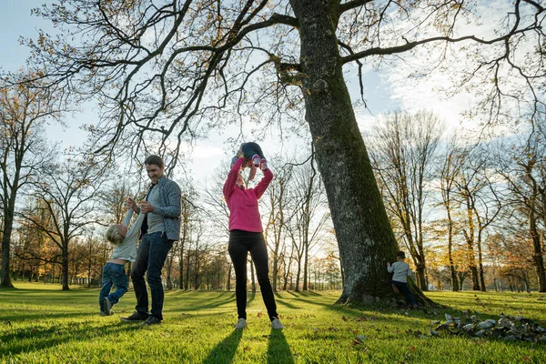 Güneşli Bir Sonbahar Gününde Anne Babalarıyla Parkta Güzel Bir Aile — Stok fotoğraf