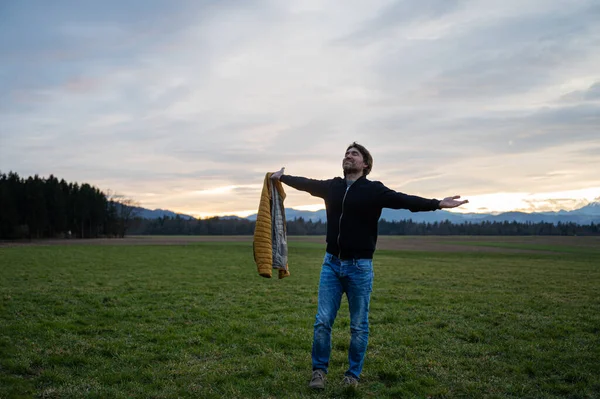 Jeune Homme Debout Sous Ciel Nuageux Soir Les Bras Écartés — Photo