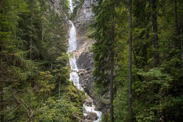 Hermosa Cascada Cayendo Por Las Rocas Verde Bosque Verano — Foto de Stock