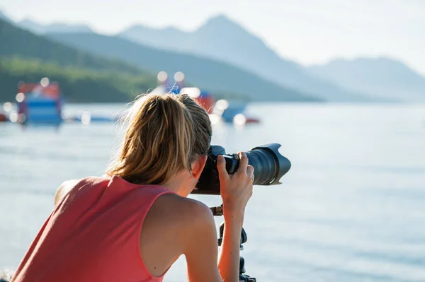 View Young Female Photographer Taking Photos Beautiful Sea Landscape Early — Stock Photo, Image