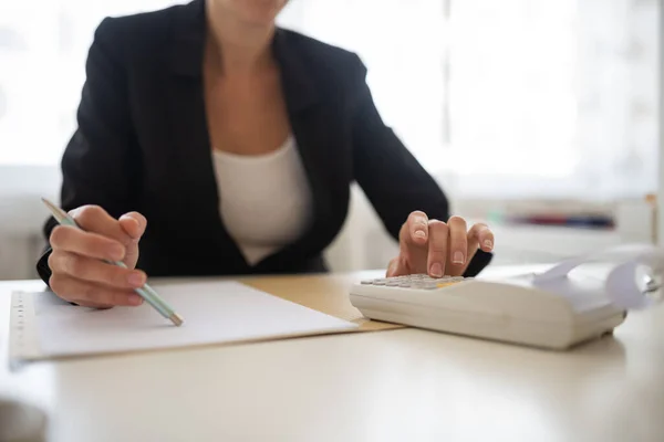 Närbild Affärskvinna Sitter Vid Sitt Kontor Skrivbord Arbetar Rapport Beräkna — Stockfoto