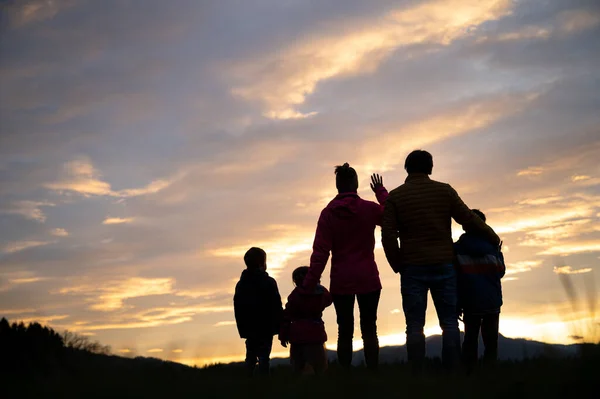 Silhouette Family Five Standing Beautiful Evening Sky Looking Distance Glowing — Photo