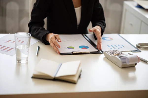 Geschäftsfrau Sitzt Ihrem Schreibtisch Und Arbeitet Einem Finanzbericht Mit Diagrammen — Stockfoto