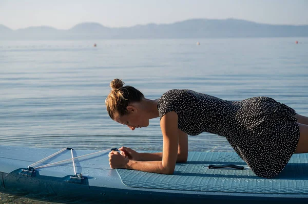 Young Woman Holding Plank Position Exercising Sup Board Floating Calm — Stock Fotó