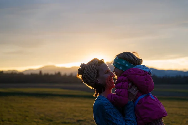 Fröhlich Lächelnde Junge Mutter Hebt Ihre Kleine Tochter Während Sie — Stockfoto