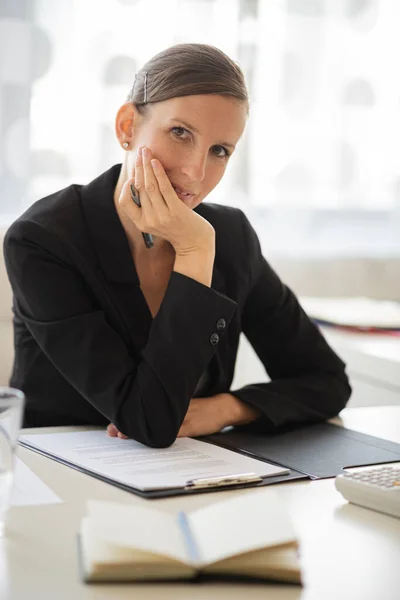 Junge Geschäftsfrau Sitzt Ihrem Schreibtisch Büro Vor Sich Berichte Und — Stockfoto