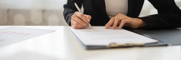 Image Gros Plan Une Femme Affaires Signant Document Formulaire Demande — Photo