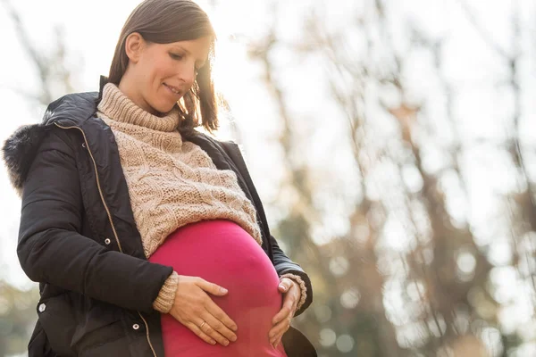 Mooie Jonge Zwangere Vrouw Met Een Glimlach Haar Gezicht Staan — Stockfoto