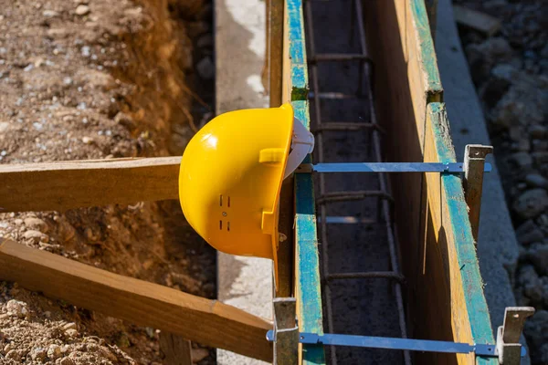 Chapéu Proteção Amarelo Descansando Uma Estrutura Painéis Madeira Canteiro Obras — Fotografia de Stock