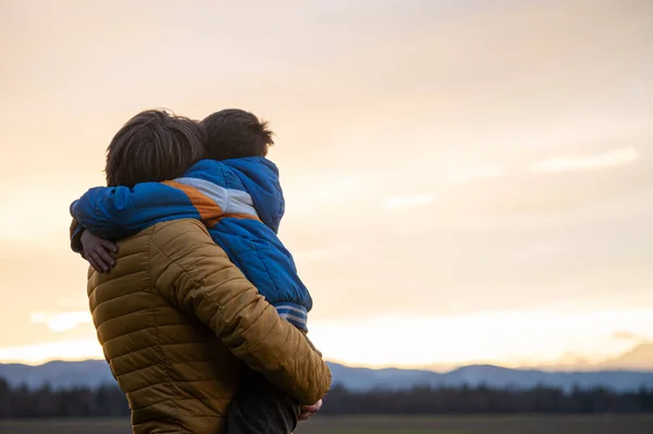 Hermoso Momento Entre Padre Hijo Abrazándose Mientras Están Pie Bajo —  Fotos de Stock