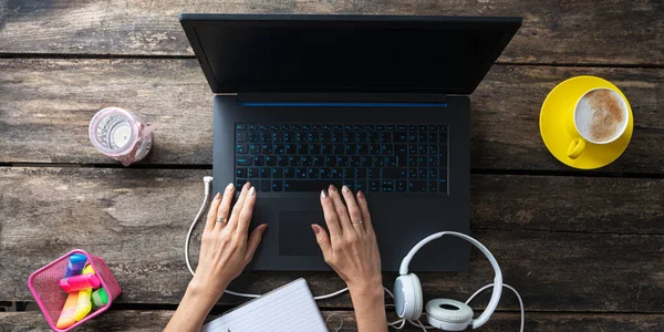 Vista Dall Alto Della Studentessa Che Lavora Sul Computer Portatile — Foto Stock