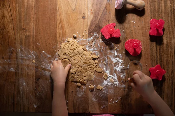 Ansicht Eines Kindes Das Hausgemachte Vegane Plätzchen Mit Teig Und — Stockfoto