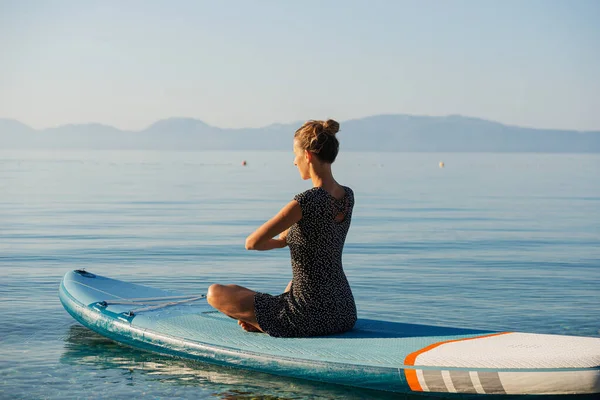 Young Woman Sitting Lotus Position Meditating Sup Board Floating Calm — Stock Photo, Image