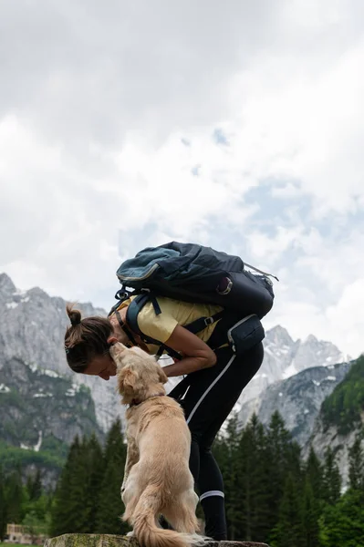 Mladá Žena Turistka Nakloněný Dolů Její Roztomilý Pes Líbání Krásnými — Stock fotografie