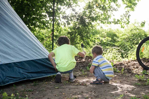 Twee Peuter Jongens Hameren Een Piek Voor Camping Tent Grond — Stockfoto