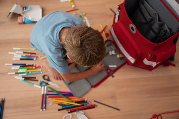 Επιστροφή Στο Σχολείο Εννοιολογική Εικόνα Μικρό Αγόρι Κάθεται Στο Πάτωμα — Φωτογραφία Αρχείου