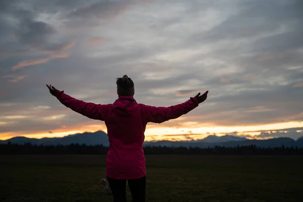 Vista Desde Atrás Una Joven Con Chaqueta Rosa Pie Con — Foto de Stock