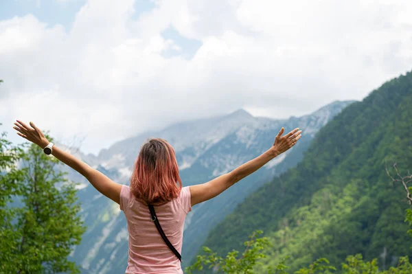 Vista Trás Uma Jovem Mulher Fora Verde Natureza Olhando Para — Fotografia de Stock