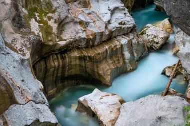 Beyaz sisli güzel turkuaz nehir sokasının bulanık görüntüsü büyük kayalık vadide akıyor..