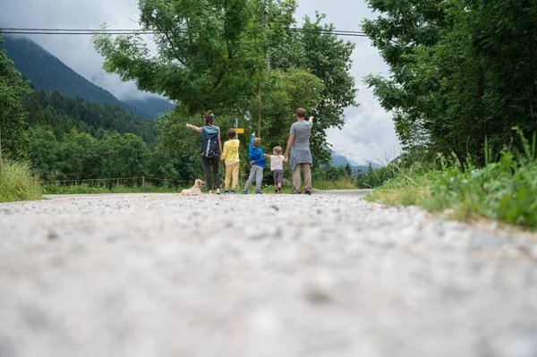 Uitzicht Van Achteren Van Een Familie Van Vijf Staan Een — Stockfoto