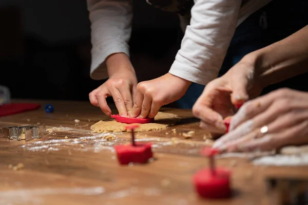 Vista Primer Plano Bajo Ángulo Niño Haciendo Galletas Caseras Con — Foto de Stock