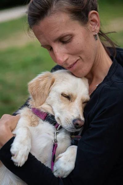 Mujer Joven Cariñosamente Acurrucada Con Lindo Perrito Afuera — Foto de Stock