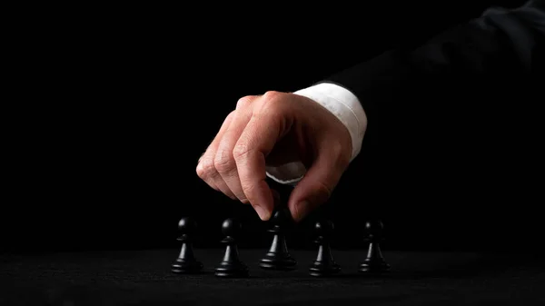 Mano Uomo Affari Che Organizza Figure Scacchistiche Immagine Concettuale Leadership — Foto Stock