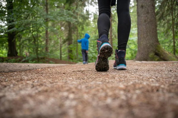 Vista Ángulo Bajo Una Mujer Botas Senderismo Caminando Por Sendero —  Fotos de Stock