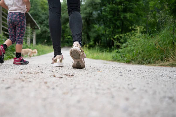 Visão Baixo Ângulo Uma Mulher Sua Filha Criança Andando Caminho — Fotografia de Stock