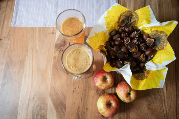 俯瞰秋天的景象 用烤栗子 苹果和热苹果酒放在木制桌子上 静止不动地呈现着生命的主题 — 图库照片