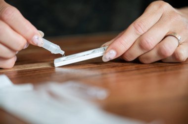 Covid 19 ev yapımı bir test - test çubuğuna tuz atmak.