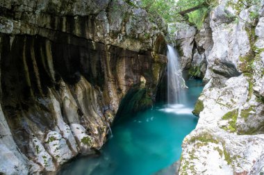 Güzel, görkemli bir turkuaz soka nehrinde şelale..