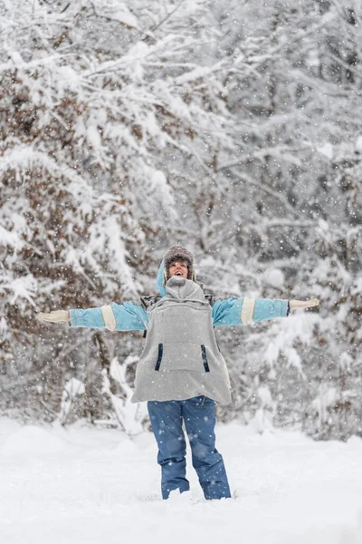 Alegre Joven Madre Traje Invierno Con Bebé Cabestrillo Pecho Disfrutando — Foto de Stock