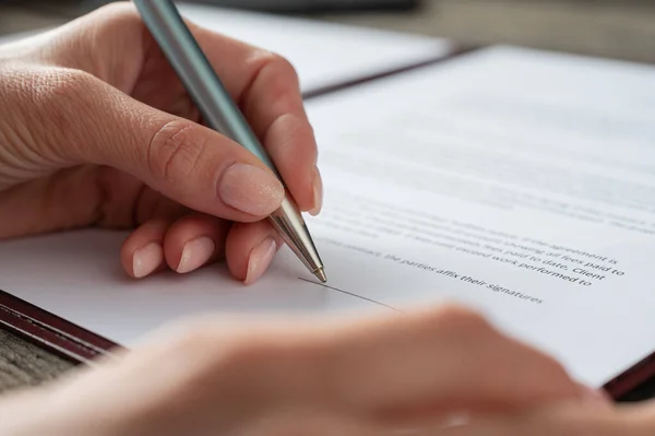 Vue Rapprochée Angle Bas Une Main Féminine Signant Contrat Document — Photo