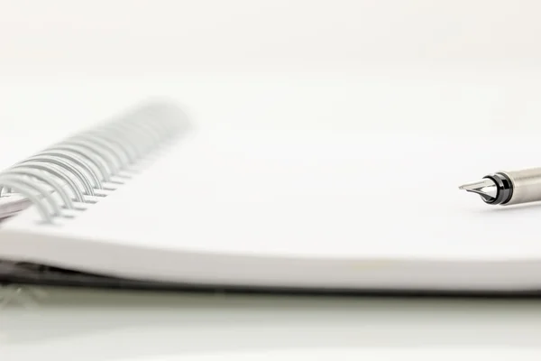 Pluma estilográfica en un cuaderno espiral abierto — Foto de Stock