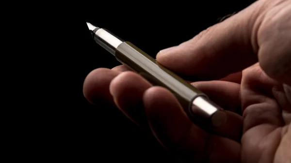 Dolma kalem tutan adam — Stok fotoğraf