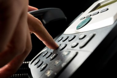 kişi dışarı bir sabit hat telefon çevirme