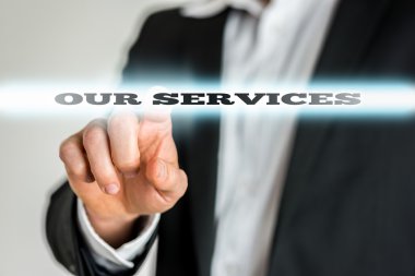 bizim Hizmetleri işareti işaret eden işadamı