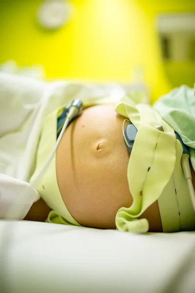 Femme enceinte soumise à des tests prénataux — Photo
