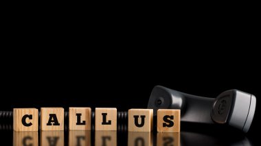 ahşap bloklar üzerinde bir telefon ile arayın