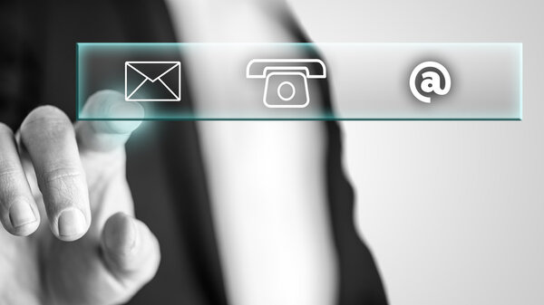 Мужское нажатие рукой с пальцем на контактную иконку
