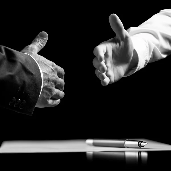 Empresários prestes a apertar as mãos sobre um contrato assinado — Fotografia de Stock