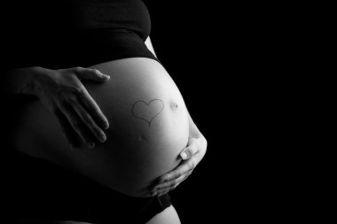 siyah beyaz resim çizilmiş bir kalp üzerinde çıplak şişmiş 