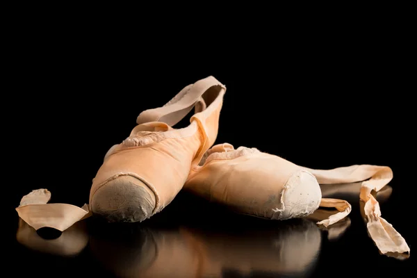 Par de sapatos de balé em um fundo escuro — Fotografia de Stock