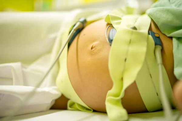 Pregnant woman undergoing a checkup — Stock Photo, Image