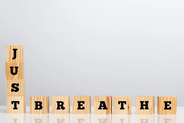 Dřevěné bloky pravopisu - dýchej — Stock fotografie