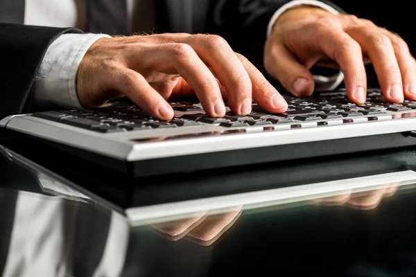 Homme d'affaires travaillant sur ordinateur par machine à écrire — Photo