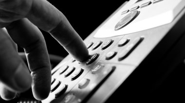 Adam dışarı bir toprak hatlı telefon arama
