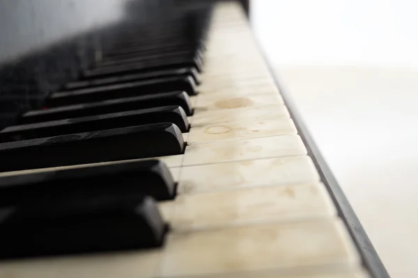 低角度观的旧钢琴键盘 — 图库照片